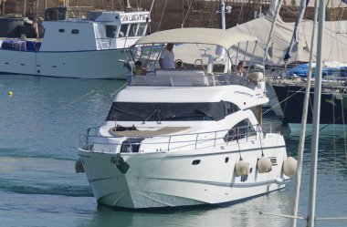 İtalya, Sicilya, Akdeniz, Marina di Ragusa (Ragusa Eyaleti); 9 Ağustos 2019, limanda lüks bir yatta insanlar - Editörden