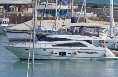 İtalya, Sicilya, Akdeniz, Marina di Ragusa (Ragusa Eyaleti); 9 Ağustos 2019, limanda lüks bir yatta insanlar - Editörden