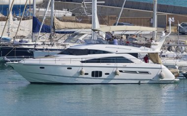 İtalya, Sicilya, Akdeniz, Marina di Ragusa (Ragusa Eyaleti); 9 Ağustos 2019, limanda lüks bir yatta insanlar - Editörden