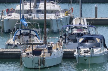 İtalya, Sicilya, Akdeniz, Marina di Ragusa (Ragusa Eyaleti); 10 Ağustos 2019, limanda lüks yatlar - Editörden