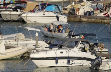 taly, Sicilya, Akdeniz, Marina di Ragusa (Ragusa Eyaleti); 10 Ağustos 2019, limanda lastik botta insanlar - Editörden