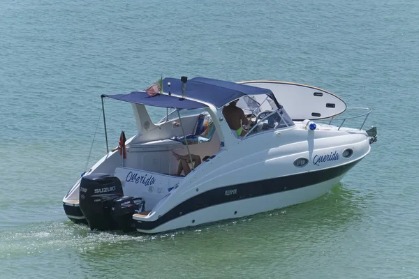 İtalya, Sicilya, Akdeniz, Marina di Ragusa (Ragusa Eyaleti); 10 Ağustos 2019, limanda bir motorlu teknede insanlar - Editörler