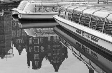 Hollanda, Amsterdam; 9 Ekim 2011, feribotlar kanalına yakın Merkez İstasyonu - Editörden