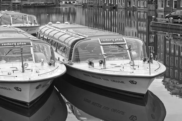 Holland Amsterdam Oktober 2011 Färjor Kanal Nära Centralstationen Ledare — Stockfoto