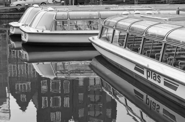 Holland Amsterdã Outubro 2011 Ferryboats Canal Perto Estação Central Editorial — Fotografia de Stock