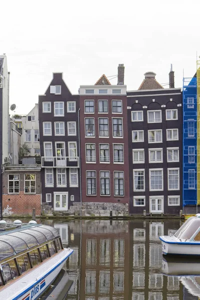 Holandsko Amsterdam Pohled Jeden Mnoha Kanálů Fasády Starých Kamenných Domů — Stock fotografie