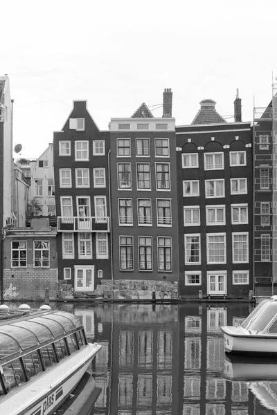 阿姆斯特丹 视图之一的许多运河和旧的外墙石房子 — 图库照片