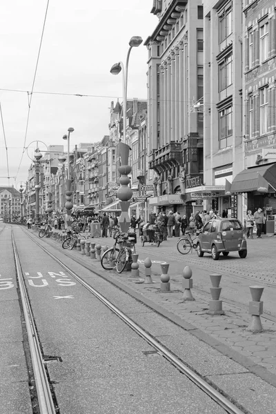 Holanda Ámsterdam Octubre 2011 Personas Bicicletas Una Calle Central Del — Foto de Stock