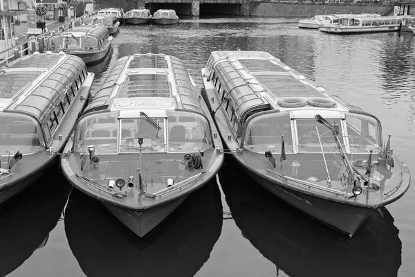 Holland Amsterdã Outubro 2011 Ferryboats Canal Perto Estação Central Editorial — Fotografia de Stock