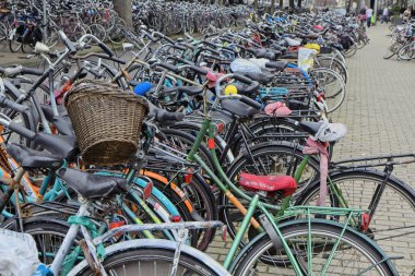Hollanda, Amsterdam; 9 Ekim 2011, Otopark yakın Merkez İstasyonu - editoryal bisikletler