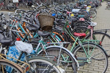 Hollanda, Amsterdam; 9 Ekim 2011, Otopark yakın Merkez İstasyonu - editoryal bisikletler