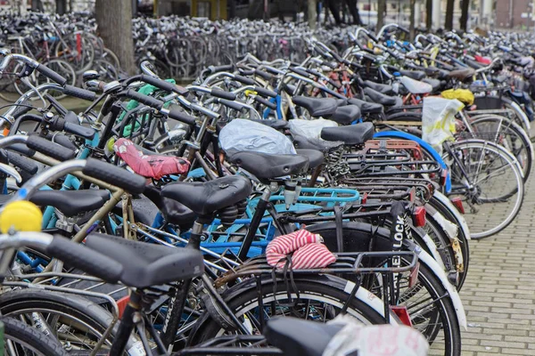 Holanda Ámsterdam Octubre 2011 Estacionamiento Bicicletas Cerca Estación Central Editorial — Foto de Stock