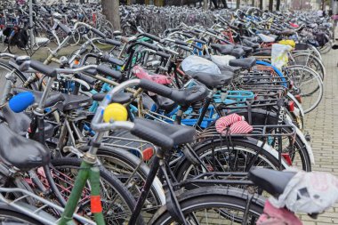 Hollanda, Amsterdam; 9 Ekim 2011, Otopark yakın Merkez İstasyonu - editoryal bisikletler