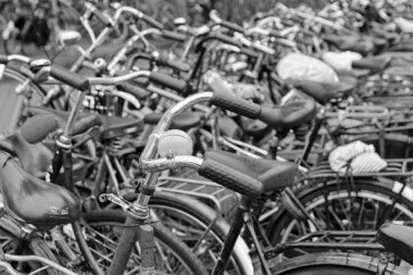 Hollanda, Amsterdam; 9 Ekim 2011, Otopark yakın Merkez İstasyonu - editoryal bisikletler