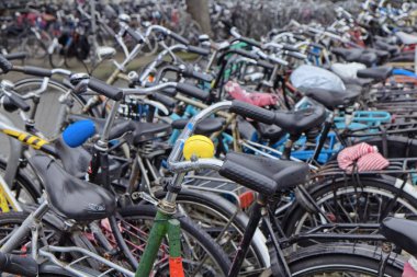 Hollanda, Amsterdam; 9 Ekim 2011, Otopark yakın Merkez İstasyonu - editoryal bisikletler