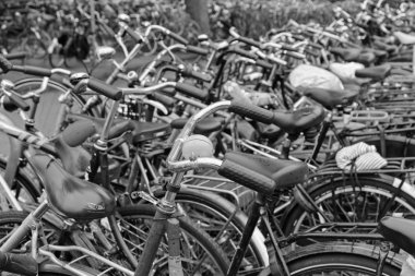 Hollanda, Amsterdam; 9 Ekim 2011, Otopark yakın Merkez İstasyonu - editoryal bisikletler