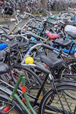 Hollanda, Amsterdam; 9 Ekim 2011, Otopark yakın Merkez İstasyonu - editoryal bisikletler