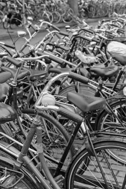 Hollanda, Amsterdam; 9 Ekim 2011, Otopark yakın Merkez İstasyonu - editoryal bisikletler