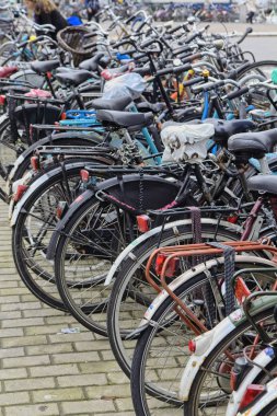 Hollanda, Amsterdam; 9 Ekim 2011, Otopark yakın Merkez İstasyonu - editoryal bisikletler