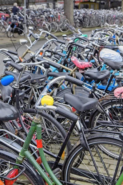 Holanda Ámsterdam Octubre 2011 Estacionamiento Bicicletas Cerca Estación Central Editorial — Foto de Stock