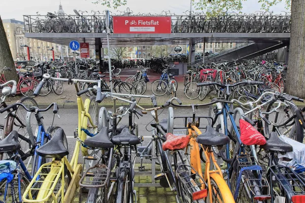 Holanda Ámsterdam Octubre 2011 Estacionamiento Bicicletas Cerca Estación Central Editorial — Foto de Stock