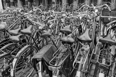Hollanda, Amsterdam; 9 Ekim 2011, Otopark yakın Merkez İstasyonu - editoryal bisikletler