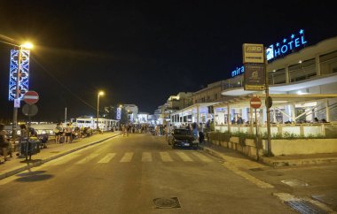 İtalya, Sicilya, Akdeniz, Marina di Ragusa (Ragusa Eyaleti); 14 Ağustos 2019, gece sahilde yürüyen insanlar - Editörden