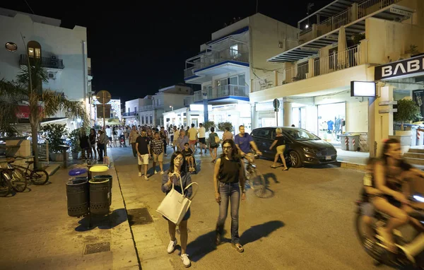 イタリア シチリア 地中海 マリーナ ラグーザ ラグーザ州 2019年8月14日 夜に海辺を歩く人々 編集部 — ストック写真