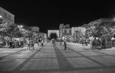 İtalya, Sicilya, Akdeniz, Marina di Ragusa (Ragusa Eyaleti); 14 Ağustos 2019, gece şehrin merkez meydanında insanlar - Editörden