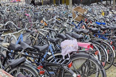 Hollanda, Amsterdam; 9 Ekim 2011, Otopark yakın Merkez İstasyonu - editoryal bisikletler