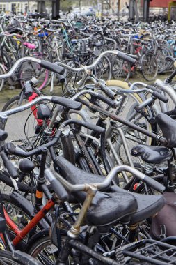 Hollanda, Amsterdam; 9 Ekim 2011, Otopark yakın Merkez İstasyonu - editoryal bisikletler
