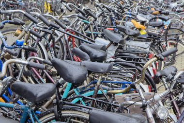 Hollanda, Amsterdam; 9 Ekim 2011, Otopark yakın Merkez İstasyonu - editoryal bisikletler