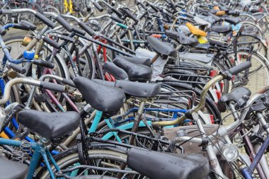 Hollanda, Amsterdam; 9 Ekim 2011, Otopark yakın Merkez İstasyonu - editoryal bisikletler