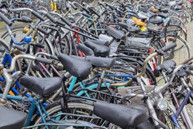 Hollanda, Amsterdam; 9 Ekim 2011, Otopark yakın Merkez İstasyonu - editoryal bisikletler
