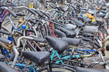 Hollanda, Amsterdam; 9 Ekim 2011, Otopark yakın Merkez İstasyonu - editoryal bisikletler