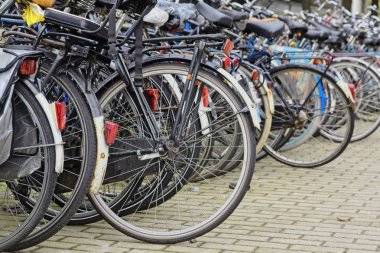 Hollanda, Amsterdam; 9 Ekim 2011, Otopark yakın Merkez İstasyonu - editoryal bisikletler