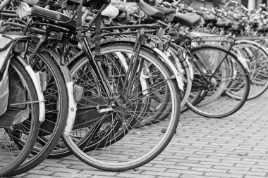 Hollanda, Amsterdam; 9 Ekim 2011, Otopark yakın Merkez İstasyonu - editoryal bisikletler