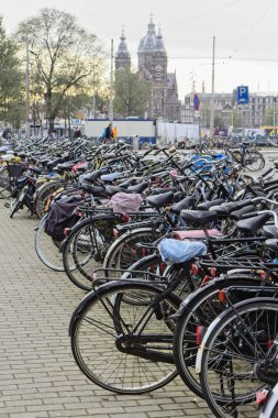 Hollanda, Amsterdam; 9 Ekim 2011, Otopark yakın Merkez İstasyonu - editoryal bisikletler
