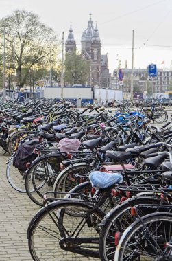 Hollanda, Amsterdam; 9 Ekim 2011, Otopark yakın Merkez İstasyonu - editoryal bisikletler