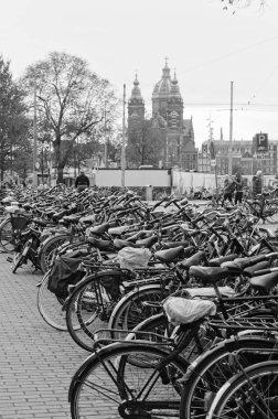 Hollanda, Amsterdam; 9 Ekim 2011, Otopark yakın Merkez İstasyonu - editoryal bisikletler