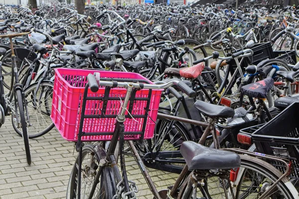 Holland Amsterdã Outubro 2011 Estacionamento Bicicletas Perto Estação Central Editorial — Fotografia de Stock