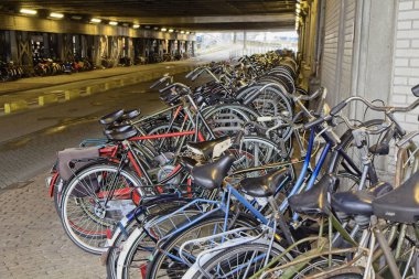 Hollanda, Amsterdam; 9 Ekim 2011, Otopark yakın Merkez İstasyonu - editoryal bisikletler