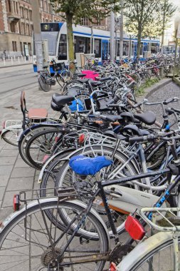 Hollanda, Amsterdam; 9 Ekim 2011, Bisiklet Merkez İstasyonu yakınlarındaki bir sokakta park - Editörden