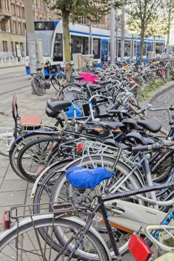 Hollanda, Amsterdam; 9 Ekim 2011, Bisiklet Merkez İstasyonu yakınlarındaki bir sokakta park - Editörden