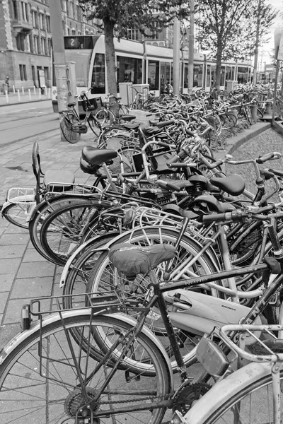 Holland Amsterdã Outubro 2011 Bicicletas Estacionadas Uma Rua Perto Estação — Fotografia de Stock