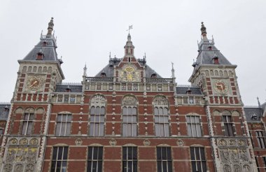 Hollanda, amsterdam merkez tren istasyonu cephe görünümünü