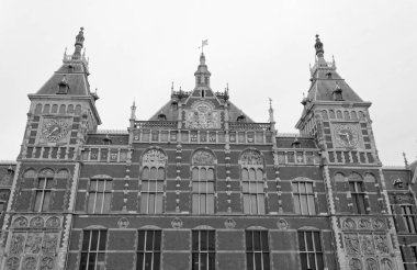 Hollanda, amsterdam merkez tren istasyonu cephe görünümünü