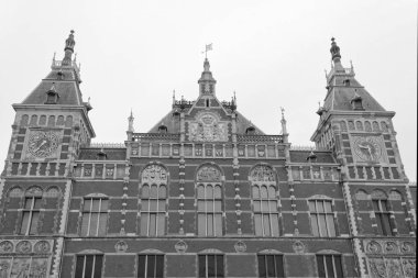 Hollanda, amsterdam merkez tren istasyonu cephe görünümünü