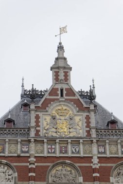 Hollanda, amsterdam merkez tren istasyonu cephe görünümünü