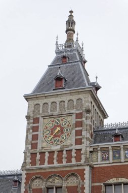 Hollanda, amsterdam merkez tren istasyonu cephe görünümünü